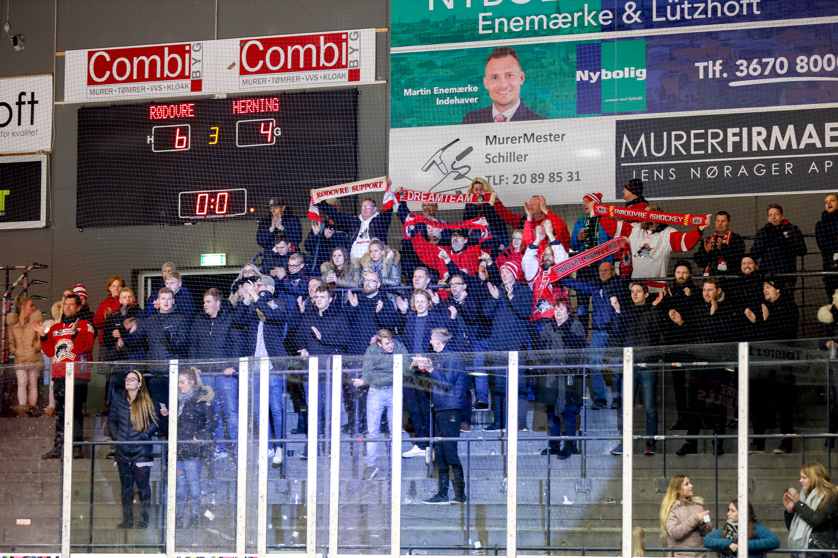 Rødovre-tilhængere fejrer en sejr.